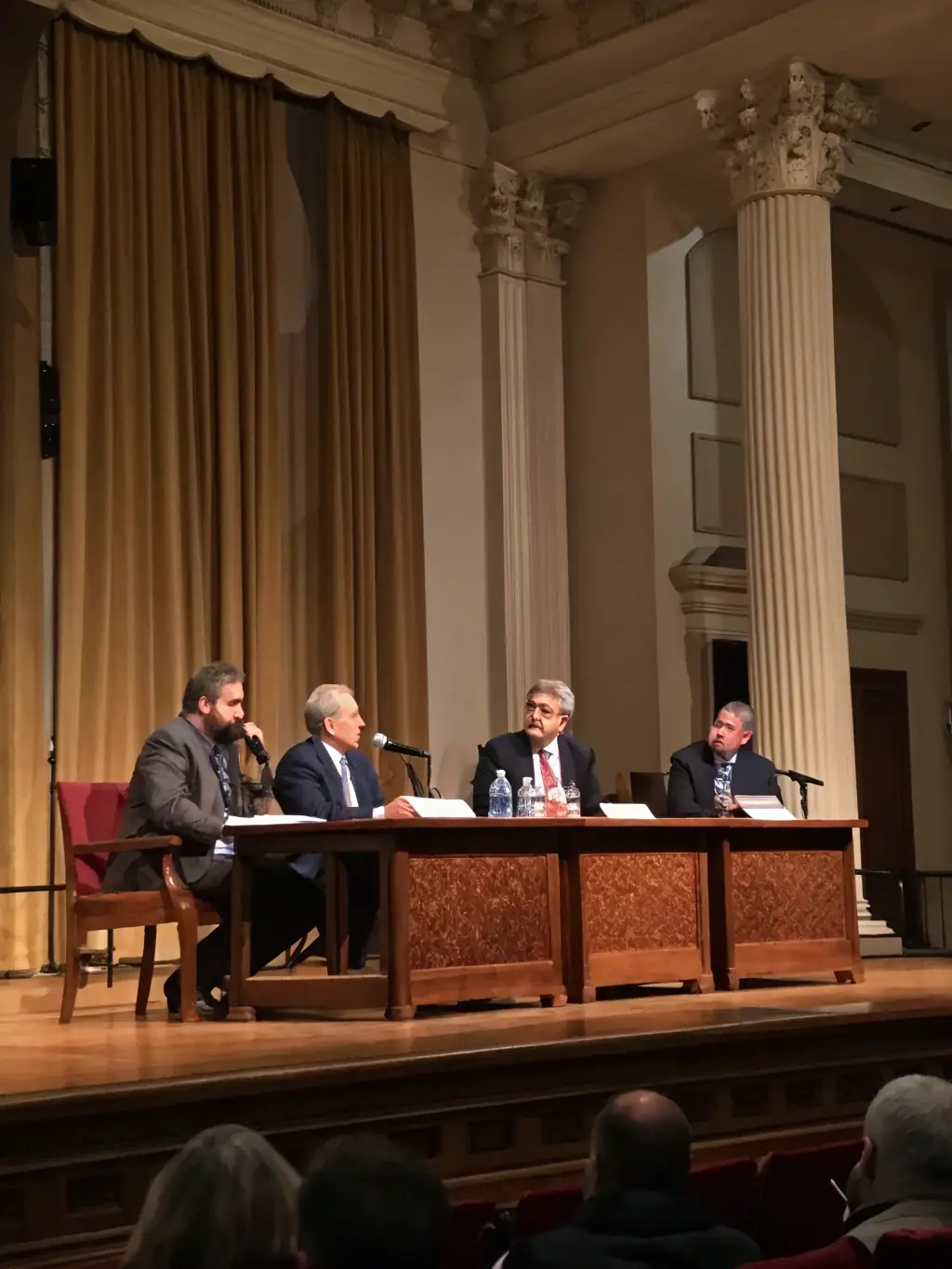 A photograph of the closing panel discussion at the Educational Business Congress, featuring experts discussing economic planning and growth.